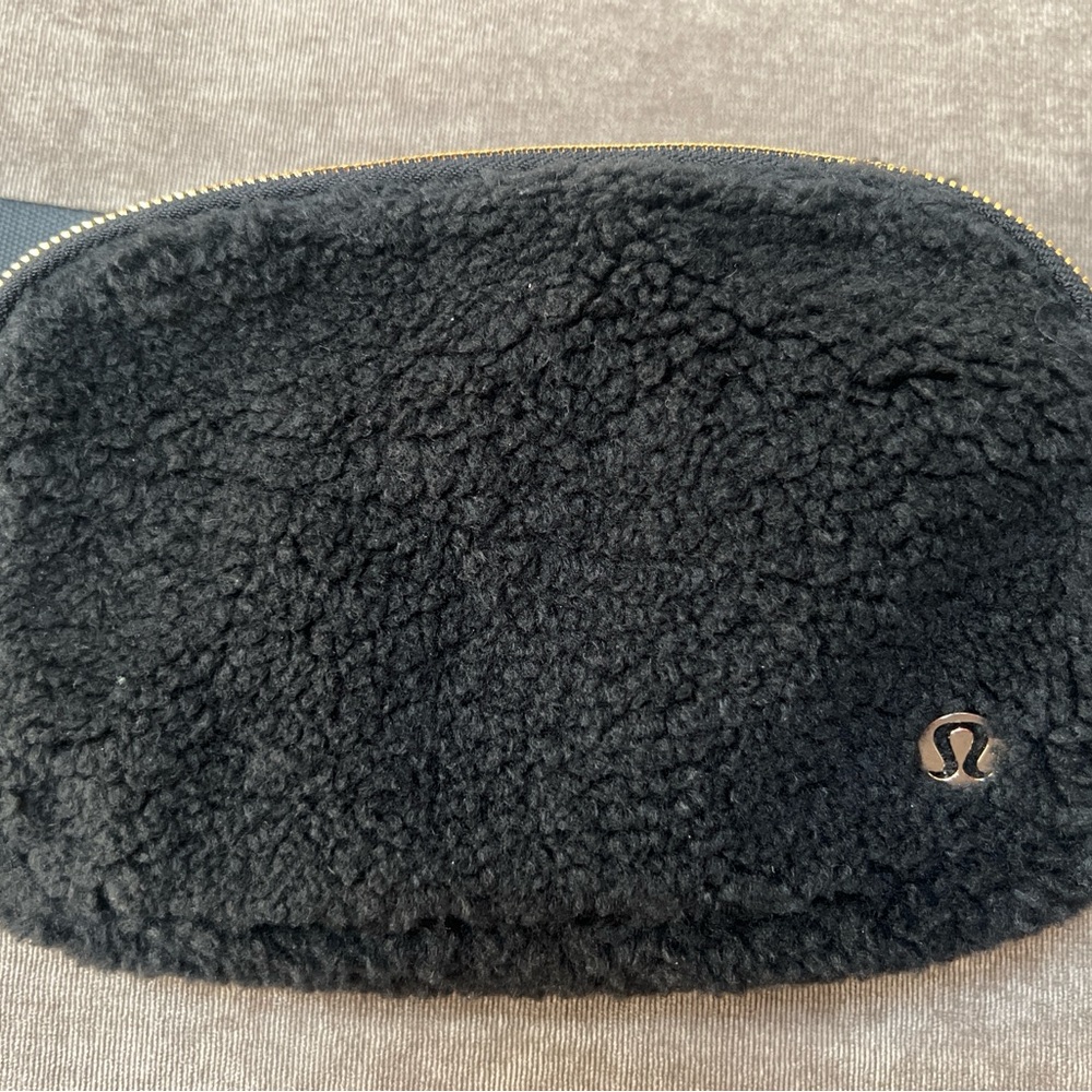 BNWT Lululemon Black Everywhere
Belt Bag *Fleece
